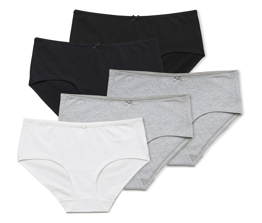 Fünf Baumwollslips in Weiß, Grau und Schwarz liegen übereinander.