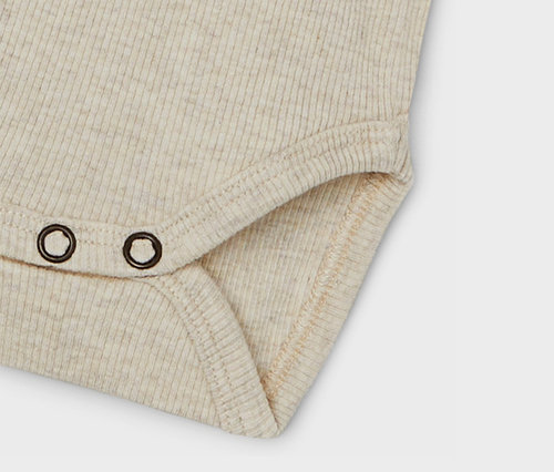 Nahaufnahme von einem der 2 NAME IT Baby-Bodys in Keepsake Lilac.