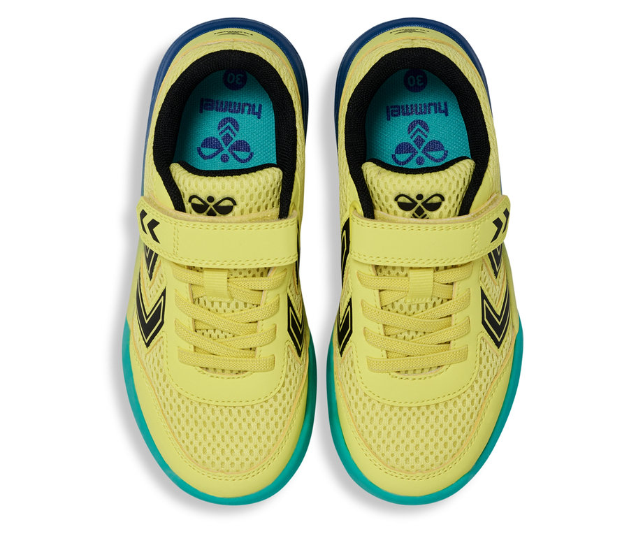 Draufsicht auf gelbe hummel® Multiplay Flex VC JR Schuhe mit Schnürsenkeln und Klettverschluss.