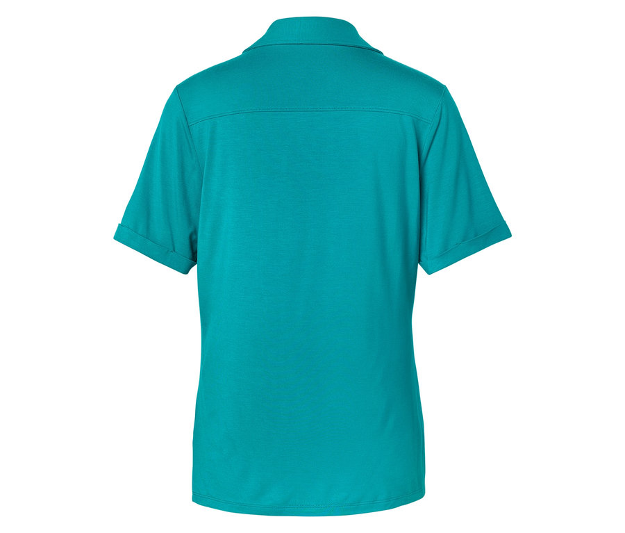Rückansicht eines türkisfarbenen Poloshirts mit kurzen Ärmeln.