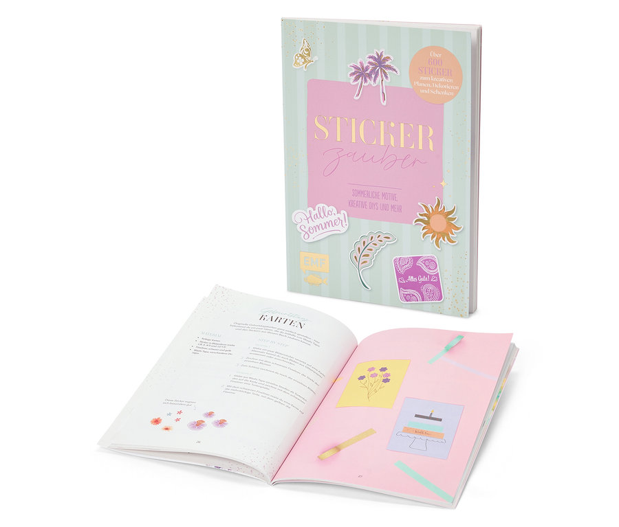 Ein Sticker Zauber Buch steht neben zwei aufgeschlagenen Seiten mit Anleitungen und Beispielen zum Aufkleben von Stickern.