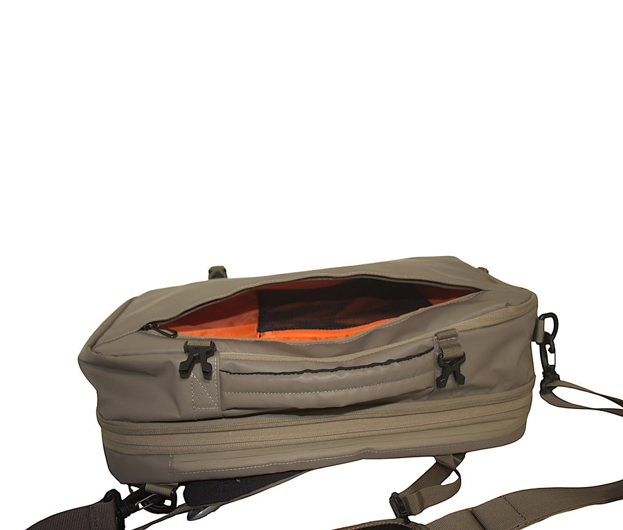 Nahaufnahme des offenen Tambu Outdoor-Rucksacks »JATRI 30«, der orangefarbenes Innenfutter und schwarzes Netz zeigt.
