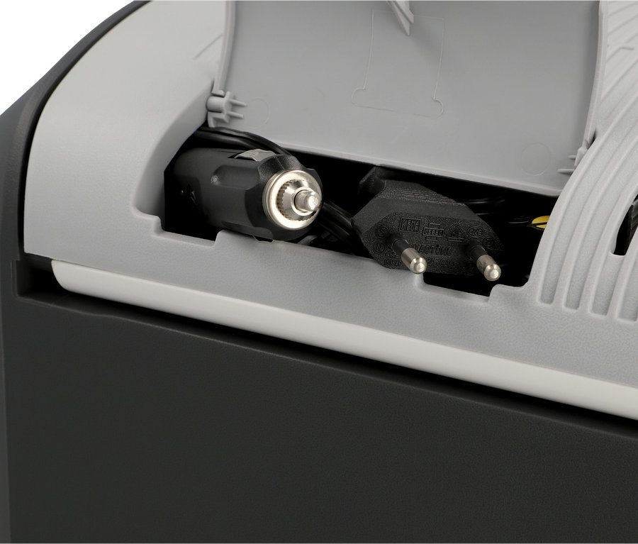 Detailansicht der AEG Kühlbox »KK 20« mit geöffnetem Fach, das einen 12V-Stecker und einen Schuko-Stecker zeigt.