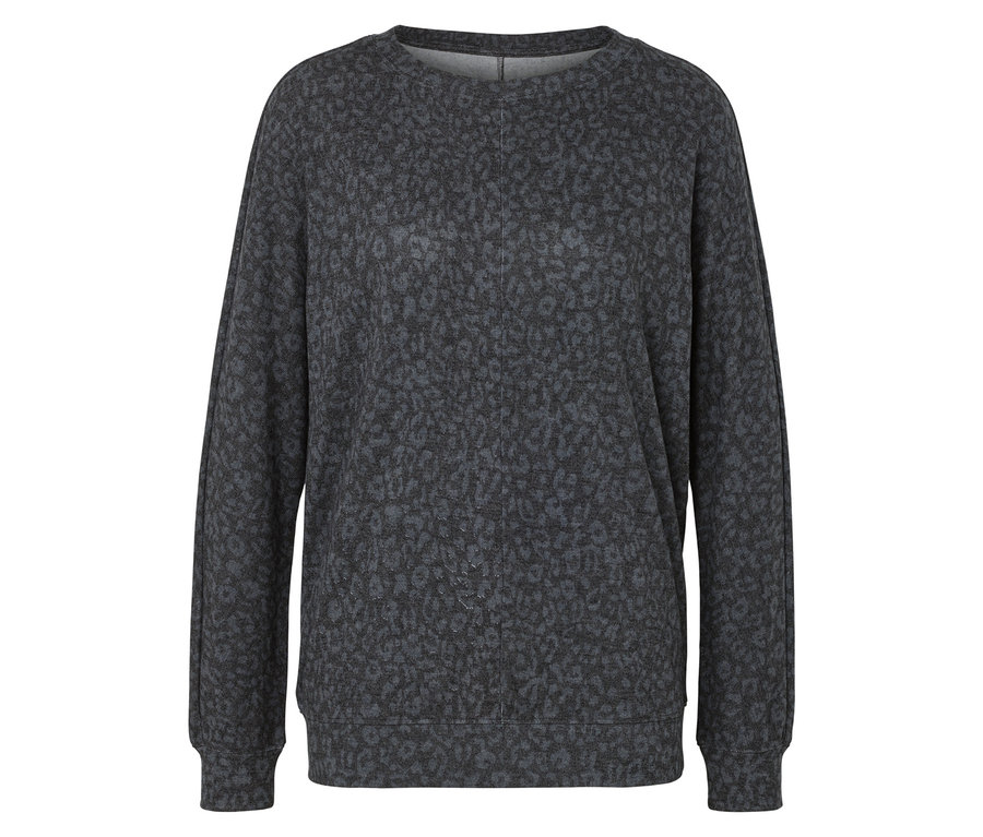 Grauer Pullover mit Leopardenmuster.