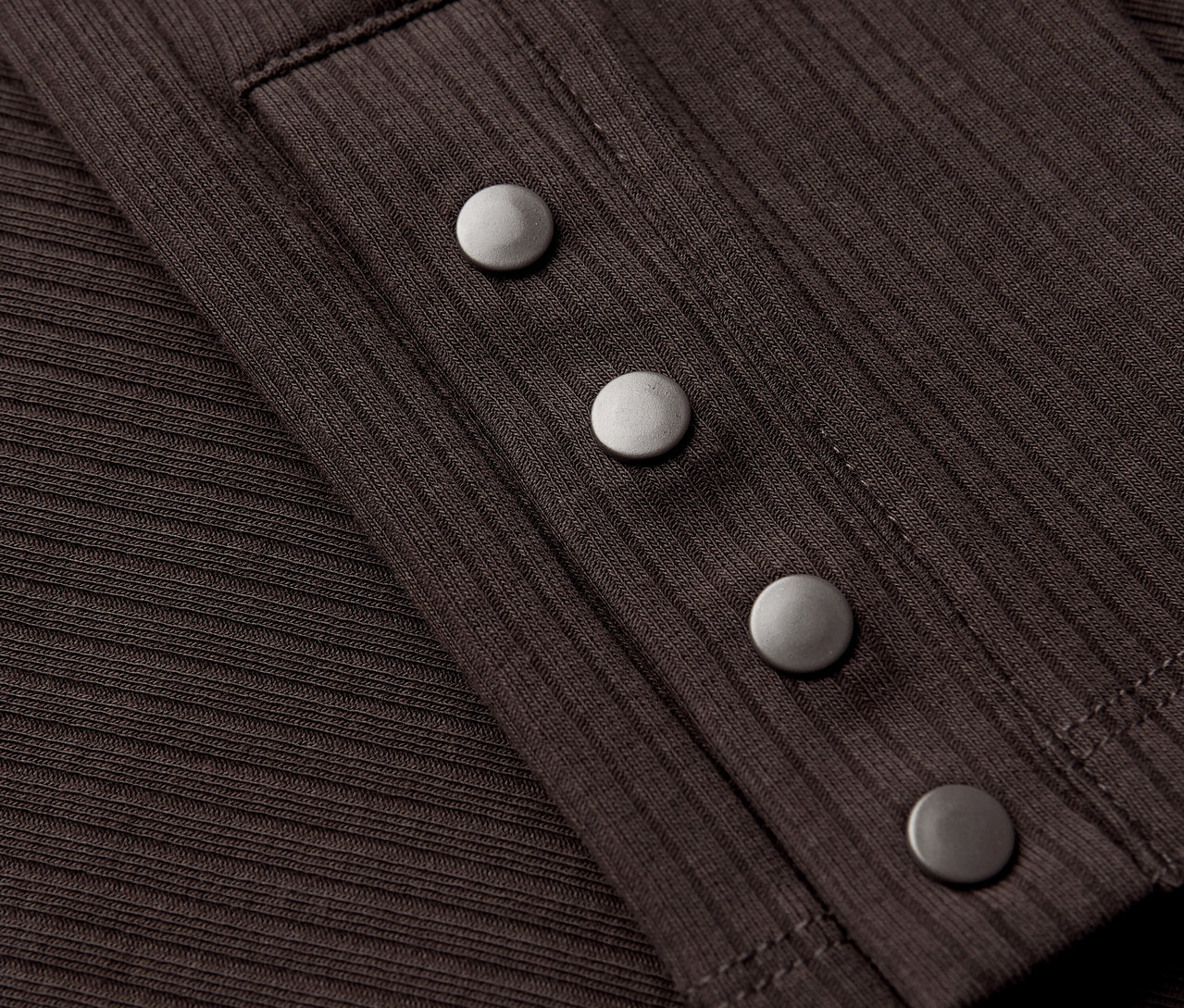 Detailansicht eines braunen Street One Rippshirts mit silbernen Knöpfen.