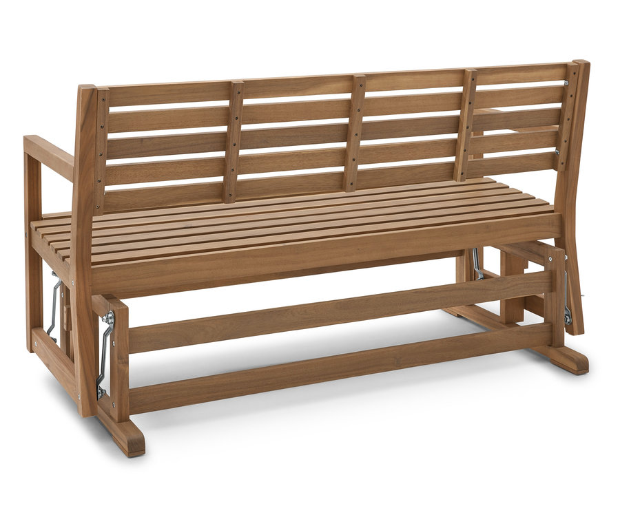 Eine leere, hellbraune Holzbank mit horizontalen Latten für Sitzfläche und Rückenlehne.