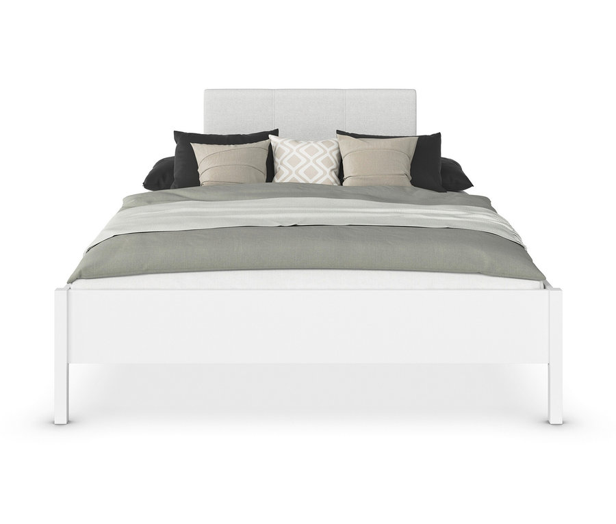 Weißes Bett mit hellgrauem Kopfteil, grauer Bettwäsche und Kissen in verschiedenen Farben.