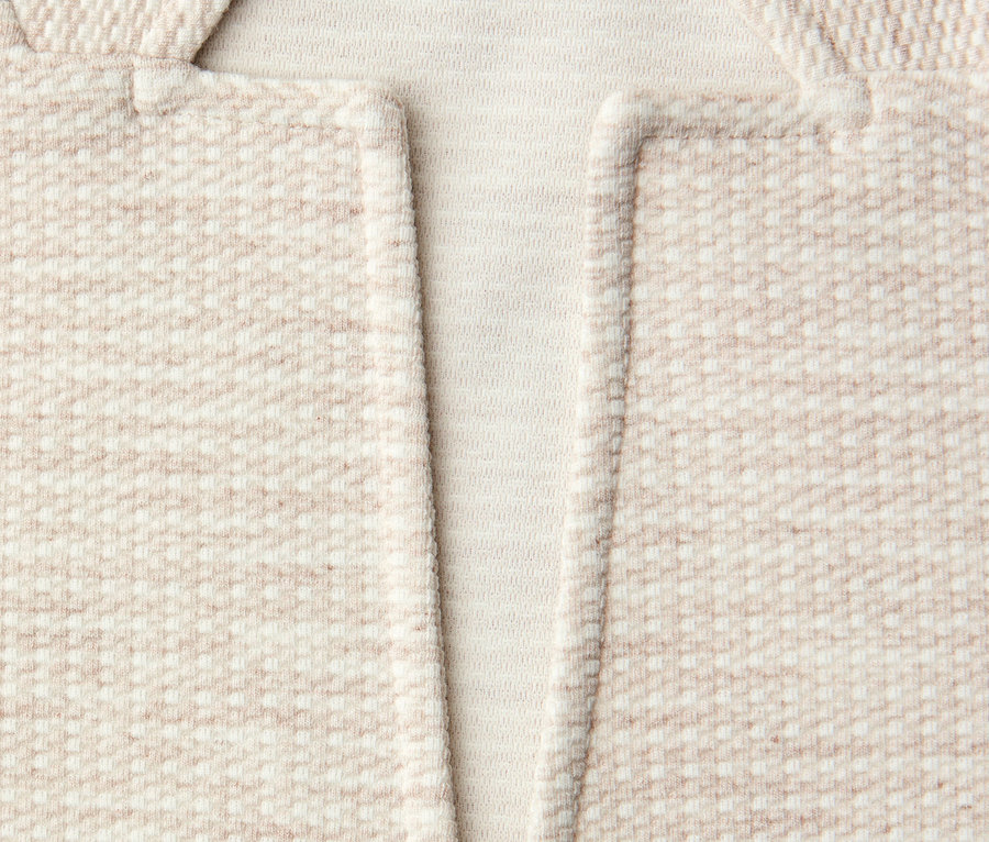 Nahaufnahme vom Ausschnitt eines Street One Jerseyblazers in Beige und Weiß.