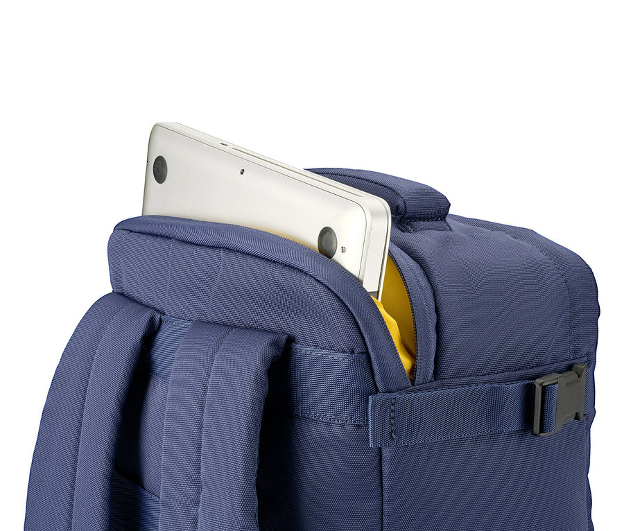 Nahaufnahme des Tucano TUGO Kabinenrucksacks mit Laptopfach, in dem ein Laptop steckt. Gelbes Futter ist sichtbar.