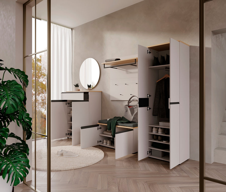 Eingangsbereich mit Schuhbank »Cormano«, Garderobe, Spiegel und Zimmerpflanze. Schuhe liegen auf einem runden Teppich.