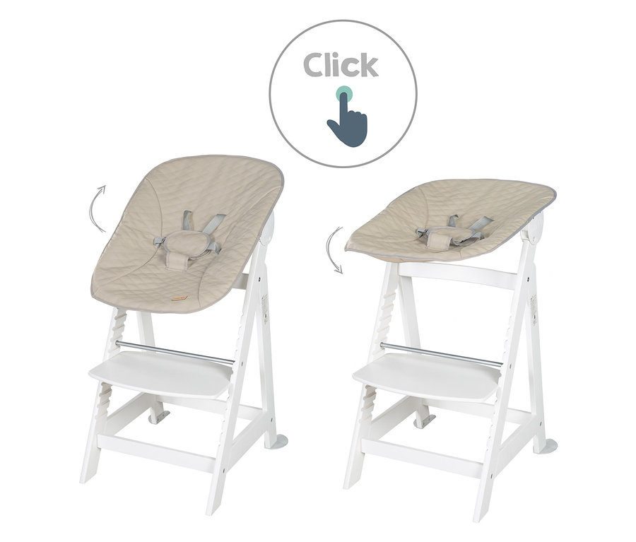 Zwei weiße Kinderhochstühle mit beige farbenen Sitzen sind vor einem weißen Hintergrund dargestellt.
