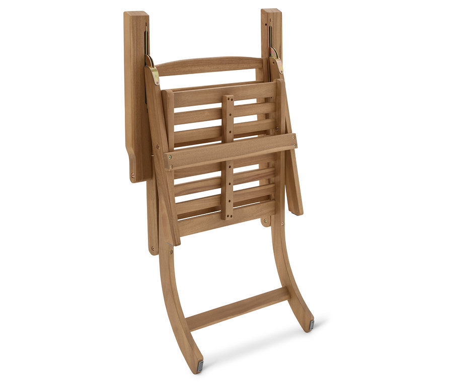 Zusammengeklappter Holzstuhl steht auf einem weißen Hintergrund.