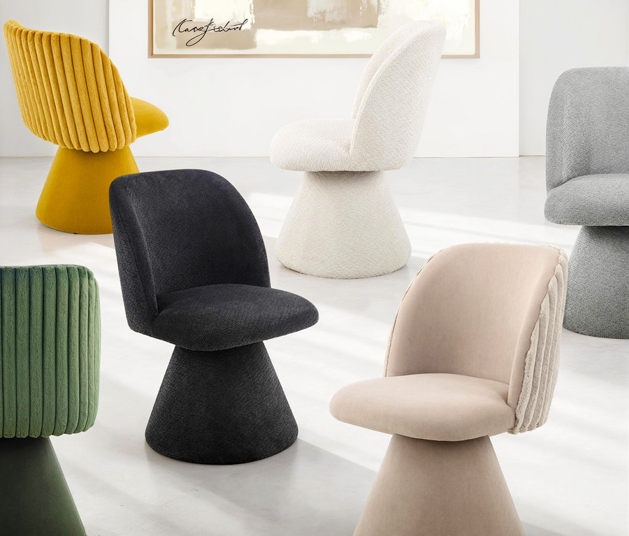 Mehrere moderne, gepolsterte Stühle mit konischen Füßen in verschiedenen Farben wie Gelb, Weiß, Schwarz, Grün, Beige und Grau, einige mit gerippten Rückenlehnen, in einem hellen Raum mit einem abstrakten Gemälde an der Wand.