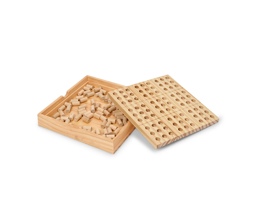 Holzkiste gefüllt mit Holzstiften und eine Lochplatte.