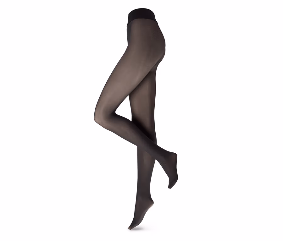 Schwarze, leicht transparente Strumpfhose auf einem weißen Hintergrund, die Beine sind leicht gekreuzt.