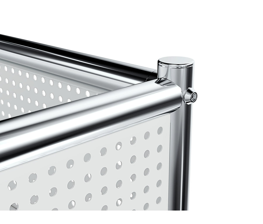 Nahaufnahme einer glänzenden, verchromten Metallstruktur mit perforierten Seiten und abgerundeten oberen Stangen, die mit einer Sechskantschraube an einem vertikalen Pfosten befestigt ist, vor weißem Hintergrund.