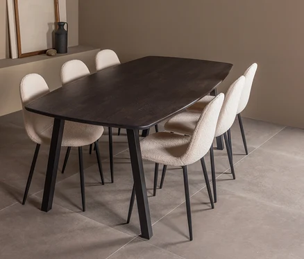 WOOOD Tisch »Tablo«, ca. 180 x 100 cm, mystic brown, umgeben von sechs cremefarbenen Stühlen mit schwarzem Gestell in einem Raum mit braunen Wänden und grauen Fliesen.