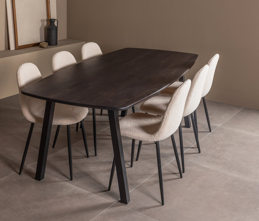 WOOOD Tisch »Tablo«, ca. 180 x 100 cm, mystic brown, umgeben von sechs cremefarbenen Stühlen mit schwarzem Gestell in einem Raum mit braunen Wänden und grauen Fliesen.