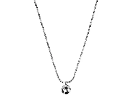 Silberne Halskette mit dünner Kette und einem kleinen, kugelförmigen Fußballanhänger mit schwarzen und silbernen Mustern.