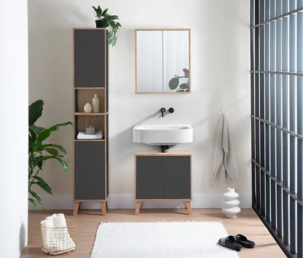 Badezimmer mit Roba Hochschrank »Morena« in Weiß mit Artisan-Eiche, daneben Roba Waschbeckenunterschrank »Morena« in Basaltgrau und Artisan-Eiche unter einem Waschbecken.