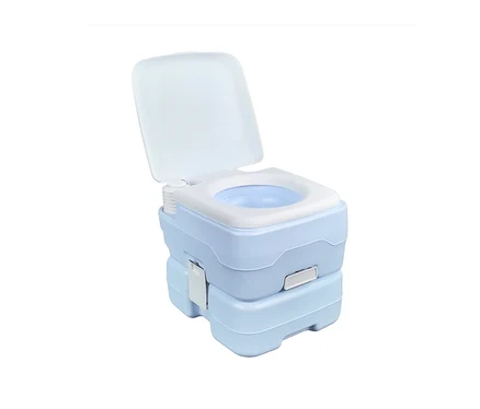 Eine hellblaue und weiße mobile Campingtoilette mit geöffnetem Deckel.