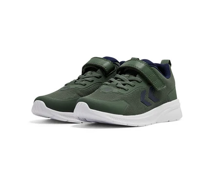 Zwei grüne hummel® Sneaker »Actus Tr Bearther Jr« mit weißen Sohlen und Klettverschlüssen, leicht nach links ausgerichtet auf weißem Hintergrund.