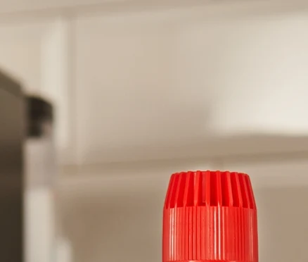 Eine schwarze Flasche durgol® Spezial-Entkalker, 400 ml, steht auf der Theke neben einer Kaffeemaschine.