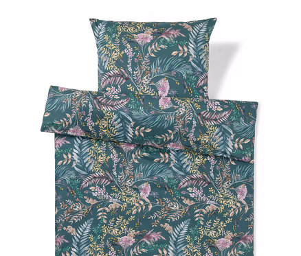 Dunkelgrüne Bettwäsche mit floralem Muster aus grünen, gelben, rosa und violetten Blättern und Blüten.