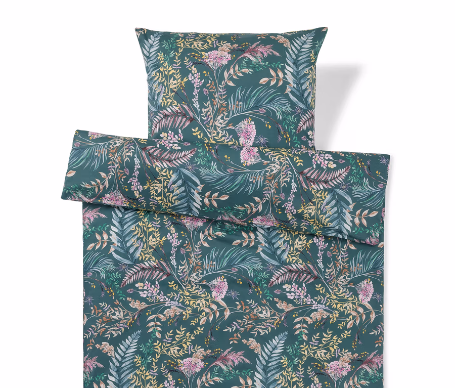 Dunkelgrüne Bettwäsche mit floralem Muster aus grünen, gelben, rosa und violetten Blättern und Blüten.