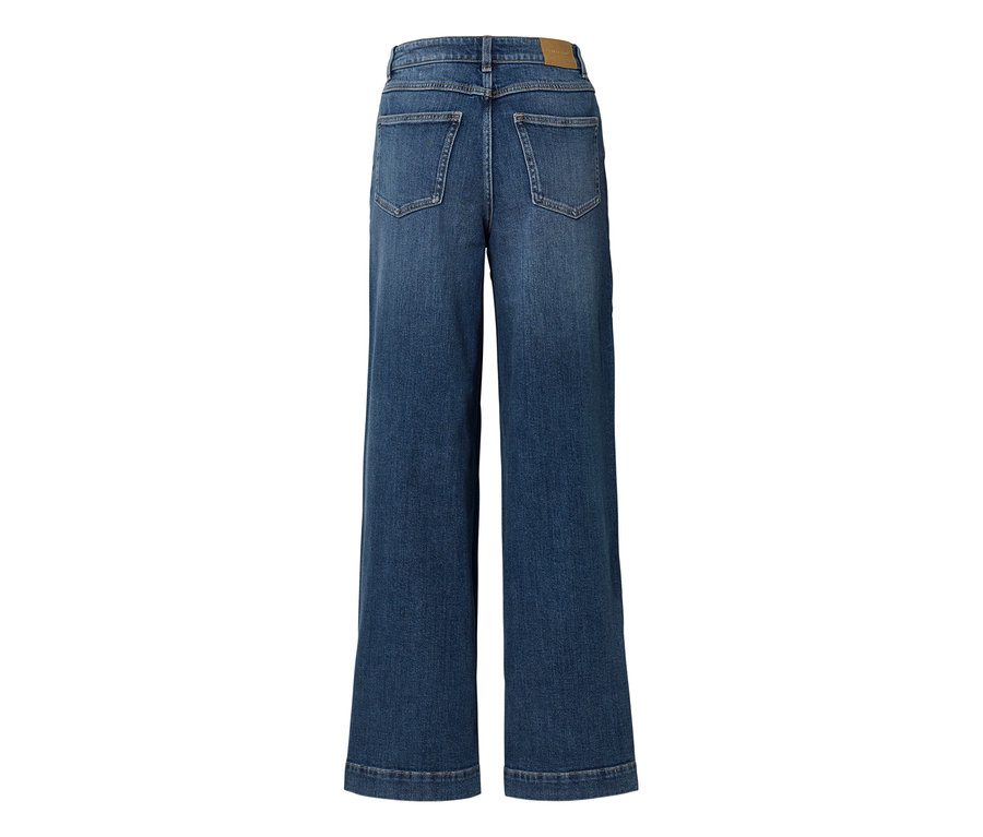 Blaue Jeans mit weitem Bein und hoher Taille, von hinten gesehen, mit Gesäßtaschen und einem kleinen braunen Etikett am Bund.