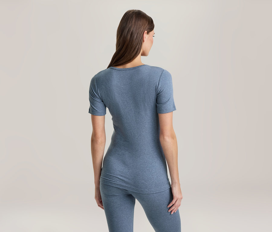 Frau von hinten in einem blauen kurzärmeligen Oberteil und passenden blauen Leggings.