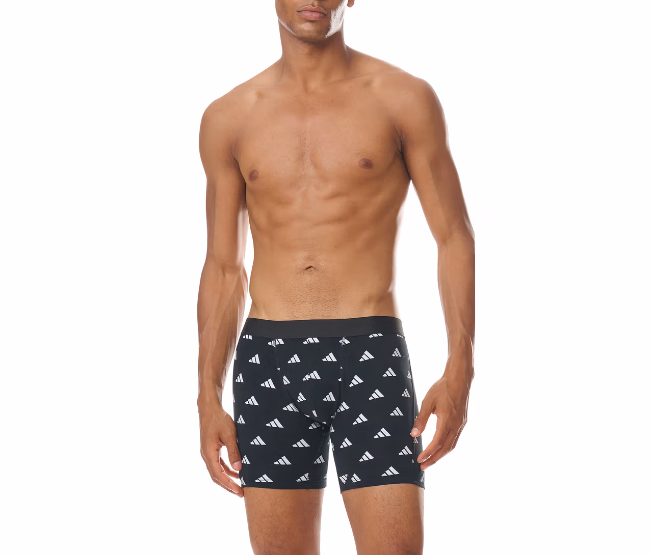 Ein oberkörperfreier Mann steht frontal da und trägt schwarze Boxershorts mit einem wiederholten weißen Adidas-Logo-Muster.