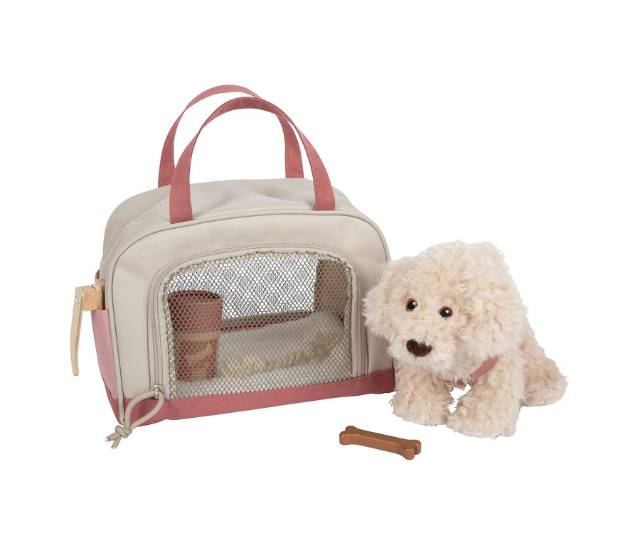 small foot Plüschhund mit Tasche und Pflege-Set: Ein cremefarbener Plüschhund mit rosa Geschirr sitzt neben einer beigefarbenen Tragetasche mit rosa Details und Netzfenster, in der ein Becher und ein Knochen liegen. Ein brauner Spielknochen liegt davor.