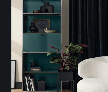 Hohes Regal »CN3« mit Klappenfach und Pflanzenbox in einem Wohnzimmer.