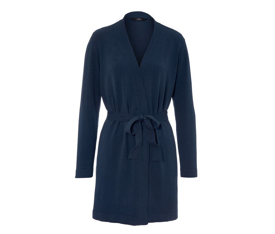 Eine marineblaue Feinstrickjacke mit Bindegürtel.