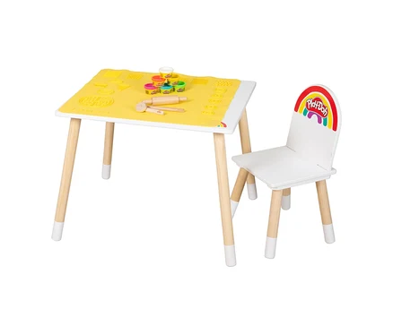Ein Kindertisch mit gelber Matte, Play-Doh, Werkzeug und ein Stuhl mit Play-Doh-Logo stehen auf einem weißen Hintergrund.