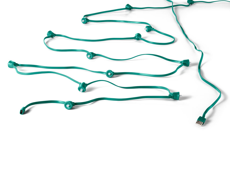 App-gesteuerte grüne LED-Lichterkette liegt auf einem weißen Hintergrund.