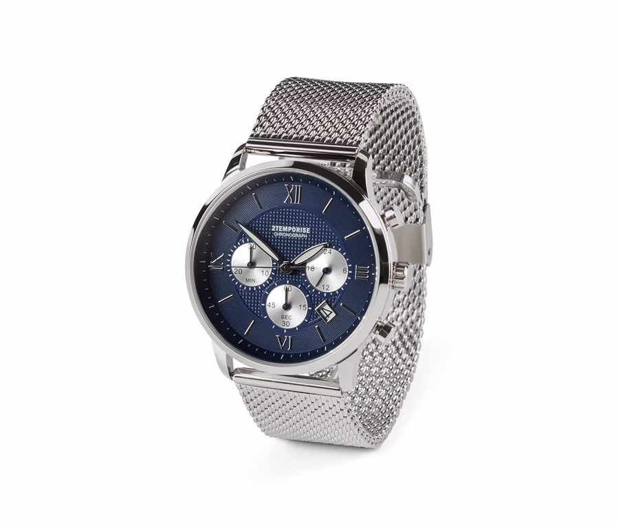 Nahaufnahme eines silbernen Herren-Chronographen aus Edelstahl mit blauem Zifferblatt.