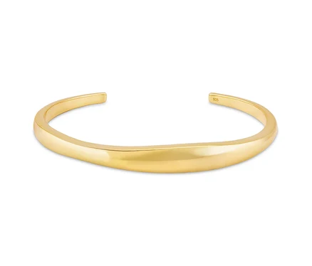 Nahaufnahme eines goldenen Armreifs auf weißem Grund.