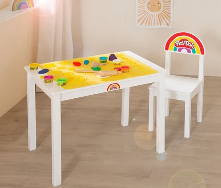Das roba x Play-Doh Sitzgruppen-Set zeigt einen Tisch mit gelber Matte, Play-Doh und Werkzeug, sowie einen Stuhl mit Play-Doh Logo.
