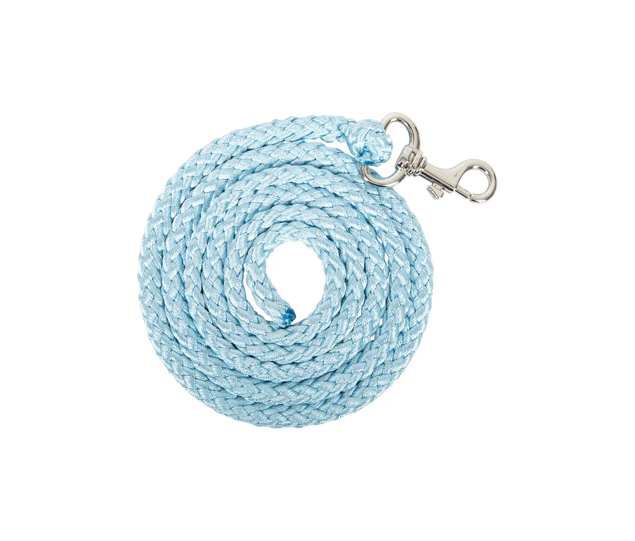 Hellblaues, geflochtenes Seil, spiralförmig aufgerollt, mit einem silbernen Karabinerhaken an einem Ende.