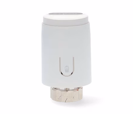Weißer, zylindrischer Heizkörperthermostat mit Batterieanzeige und metallischem Anschlussstück auf weißem Hintergrund.