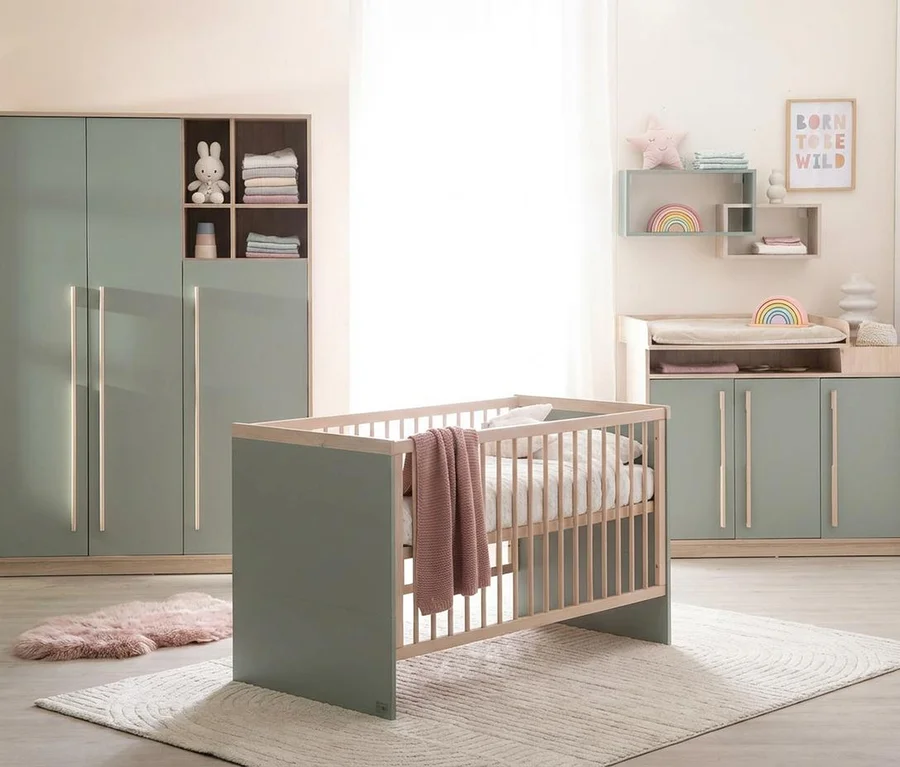 Modernes Kinderzimmer mit Roba 3-teiligem Kinderzimmer-Set »Selva« in Reed Green und Virginia Chestnut: Gitterbett, Kleiderschrank und Wickelkommode mit Deko.