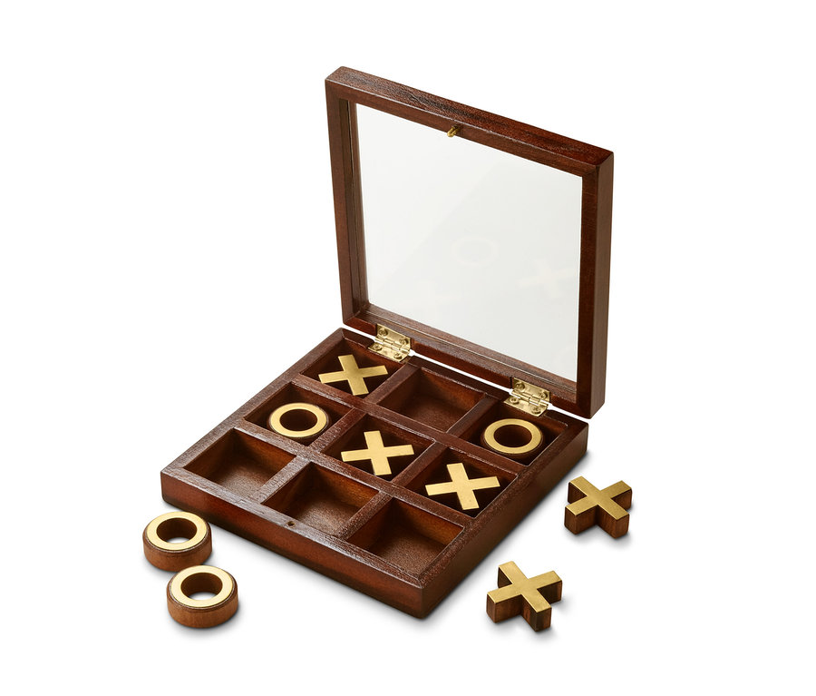 Geöffnete Tic-Tac-Toe in der Box aus Holz mit einigen goldenen Symbolen drinnen und zwei Symbolen draußen.