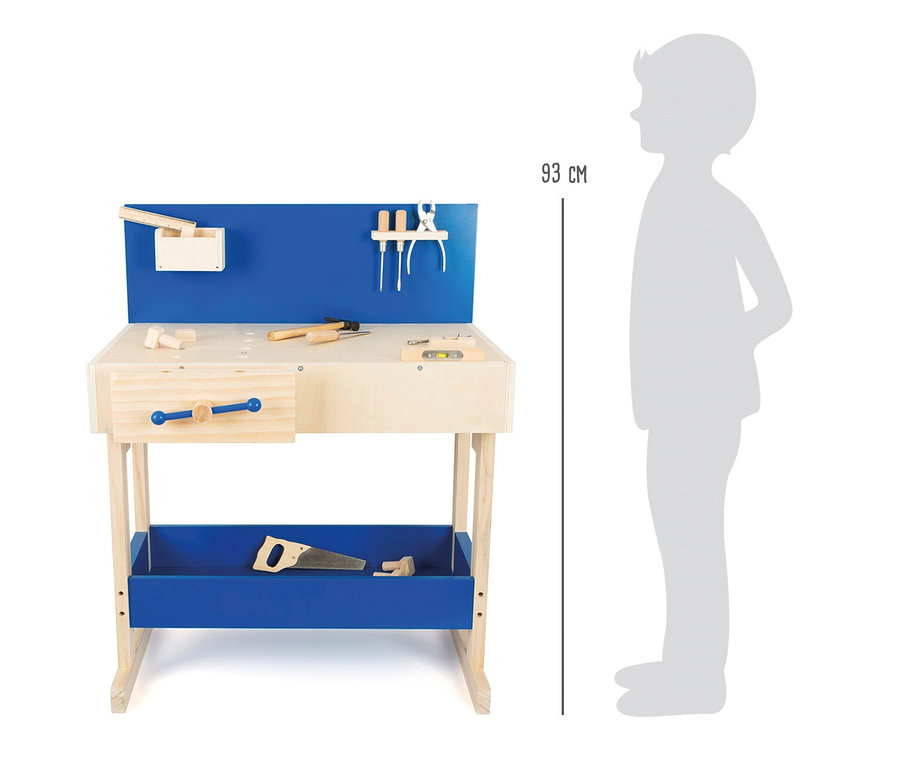 Hölzerne Spielzeug-Werkbank mit blauen Akzenten, ausgestattet mit Spielzeug-Werkzeugen wie Hammer, Schraubendreher und Säge, daneben eine Kindersilhouette zur Größenanzeige von 93 cm.