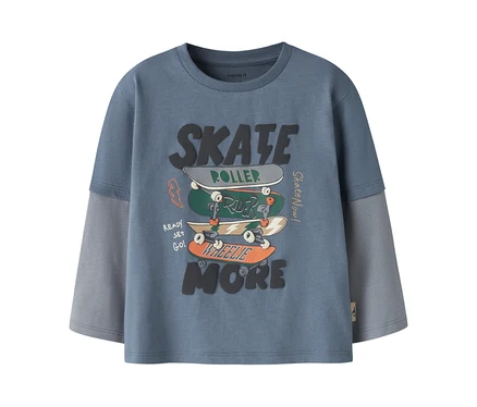 Blaugraues Langarmshirt mit hellgrauen Ärmeln und einem Grafikdruck von drei gestapelten Skateboards sowie den Wörtern „SKATE“ und „MORE“.