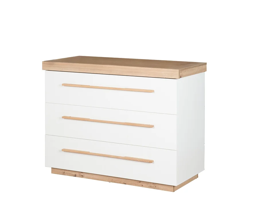 Weiße Kommode mit heller Holzplatte, drei weißen Schubladen mit hellen Holzgriffen und passendem Holzsockel.