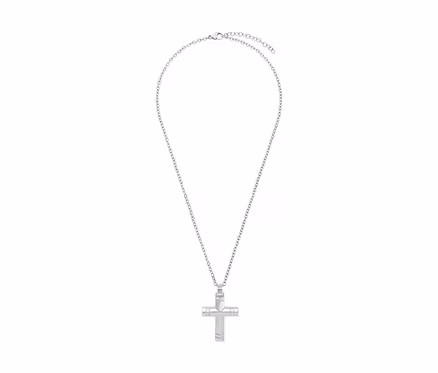 Nahaufnahme einer silbernen Halskette mit einem Kreuzanhänger, ein Amor Unisex-Halsschmuck mit Kreuz-Anhänger.