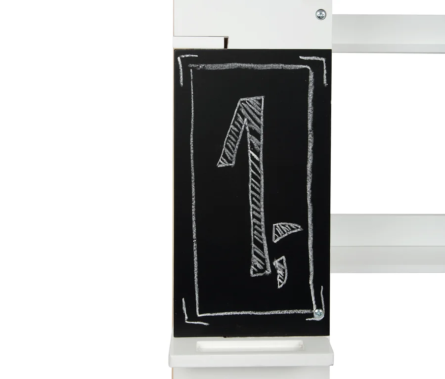Detail eines small foot Kaufladen kompakt »fresh« Spielzeugladens mit einer Tafel, die einen Preis zeigt.