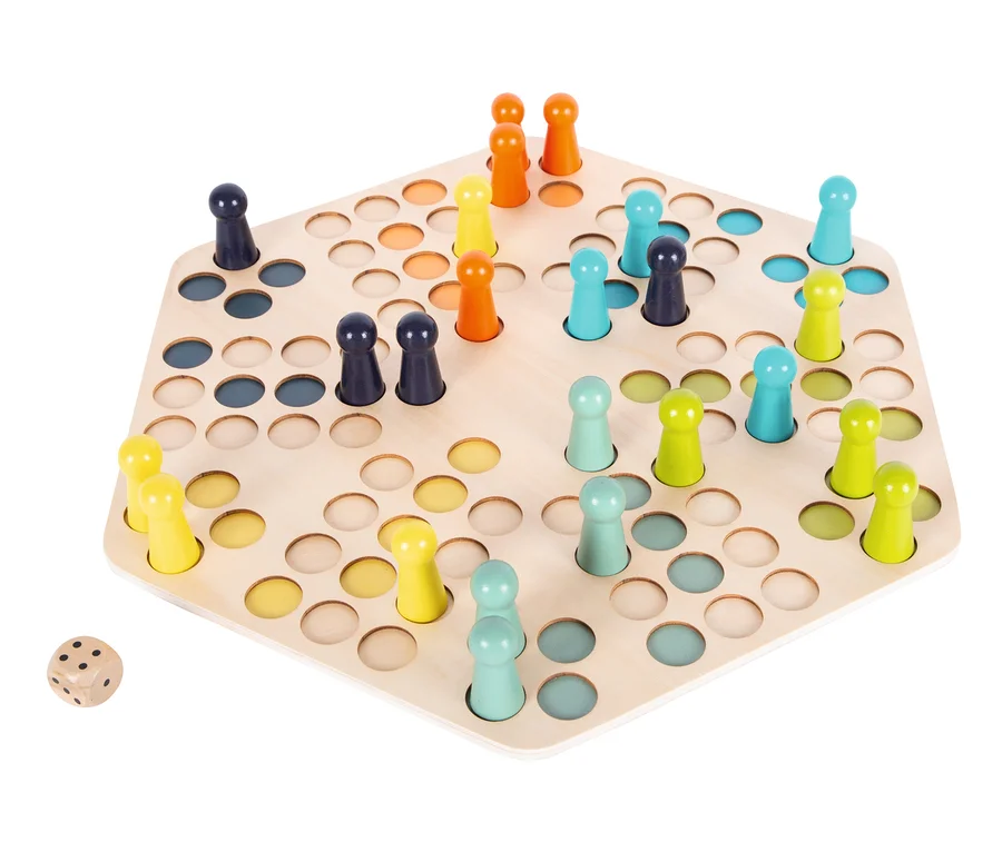 Ein hölzernes Brettspiel mit farbigen Stiften und einem Würfel. small foot »Ludo« für 6 Spieler